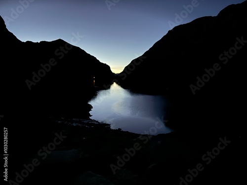 El embalse de Llauset por la madrugada de amanecer - preciosa vista de las montañas que lo rodean - Los Pirineos 