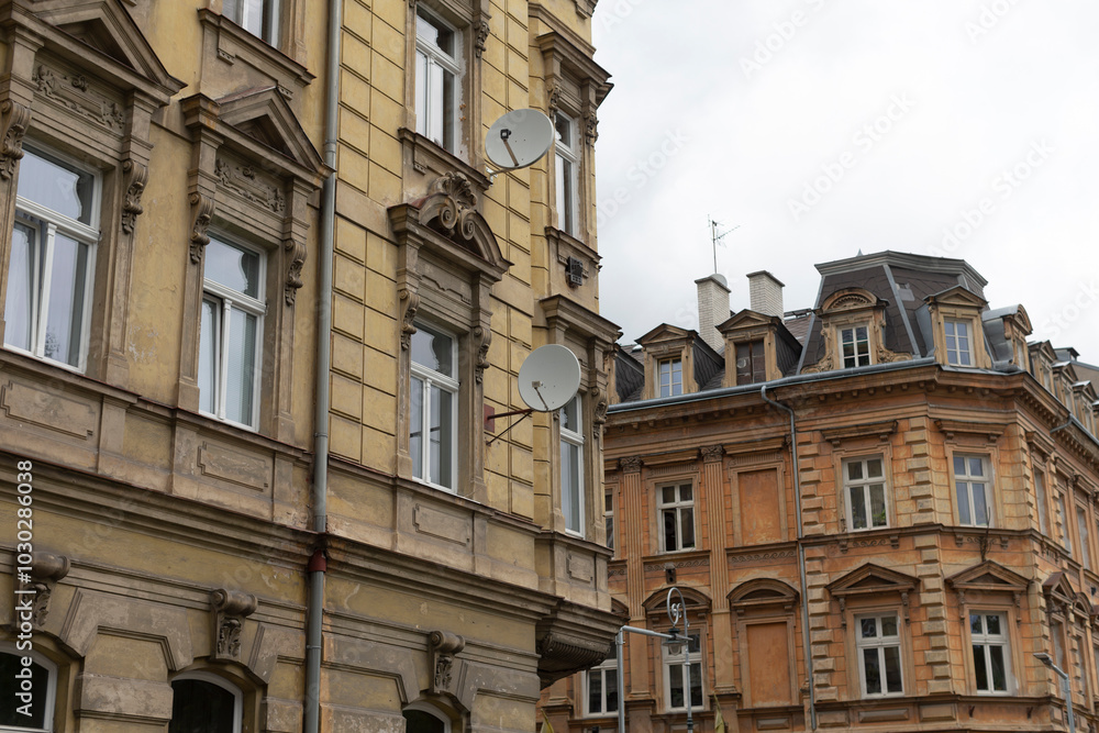 Obraz premium A large building featuring a prominent satellite dish mounted on one side of it, which is clearly visible against the skyline