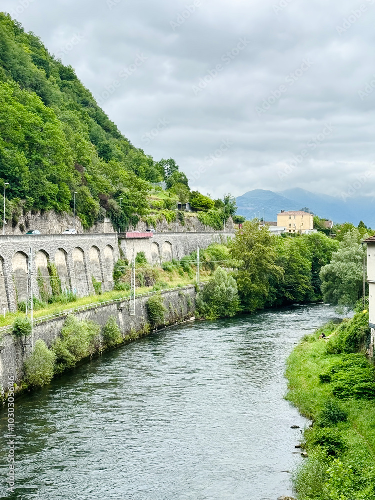 Φωτογραφία View of the Ariège river in Foix, Occitanie.
