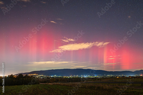 Fototapeta Naklejka Na Ścianę i Meble -  Zorza polarna w Polsce. Fotografia wykonana w okolicach Żywca.