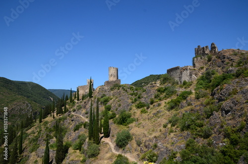 RUINES DES CHÂTEAUX CATHARES DE LASTOURS XII-XIII éme SIÈCLE photo