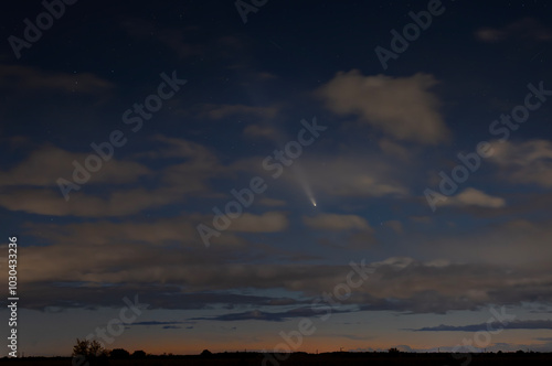 Obraz na płótnie Comet C/2023 A3 (Tsuchinshan-ATLAS) soars across the evening sky over Ottawa, Canada October 14, 2024 w salonie