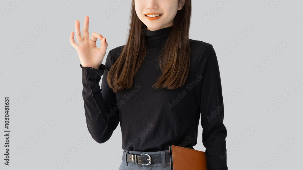 OKポーズをする笑顔の女性・ビジネスウーマン OKポーズをする笑顔の女性・ビジネスウーマン