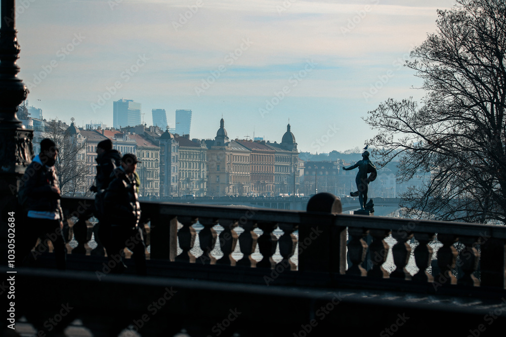 Obraz premium Morning stroll along the Vltava River in Prague with stunning views of the cityscape and historical architecture