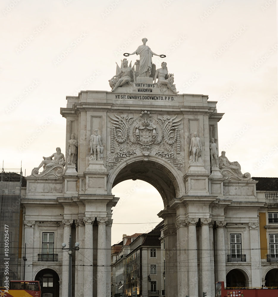 Obraz premium Rua Augusta Arch Monument in Lisbon, Portugal, Captured from Low Angle Under Cloudy Sky
