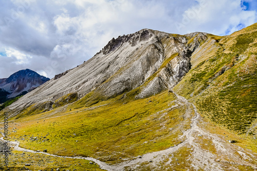 Livigno, Forcola di Livigno, Passo Forcola, Passstrasse,  Bergpass, Alpen, Piz Orsera, Piz dals Lejs, Monte Vago, Wanderweg, Bergwiesen, Fluss, Spöl, Berninagruppe, Herbst, Herbstfarben, Zoll, Italien photo