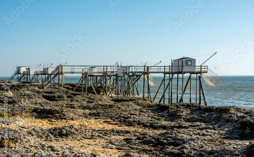 Saint Palais sur Mer, les carrelets sont des filets utilisés par les pêcheurs depuis leur cabane, Charente Maritime, Nouvelle Aquitaine, France photo