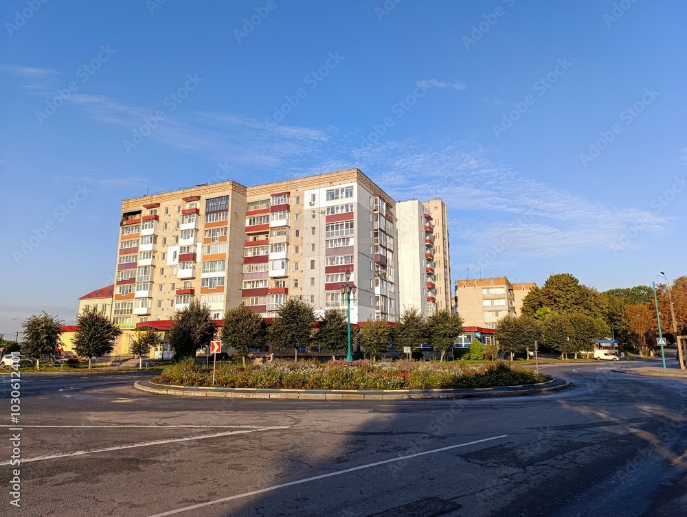 Obraz premium An empty street in front of a tall building