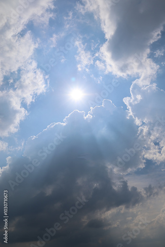 Die Herbst-Sonne bricht durch bewölken Himmel in der Nähe von Konz in Rheinland-Pfalz hervor. 