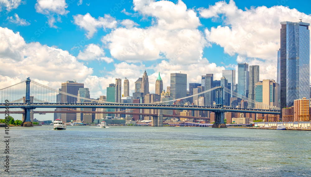 Naklejka premium View across the East River to the Manhattan Bridge and skyline