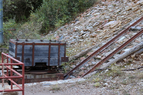 Der Erzwagen einer alten Erzbergbahn steht auf dem Wasserballastwagen