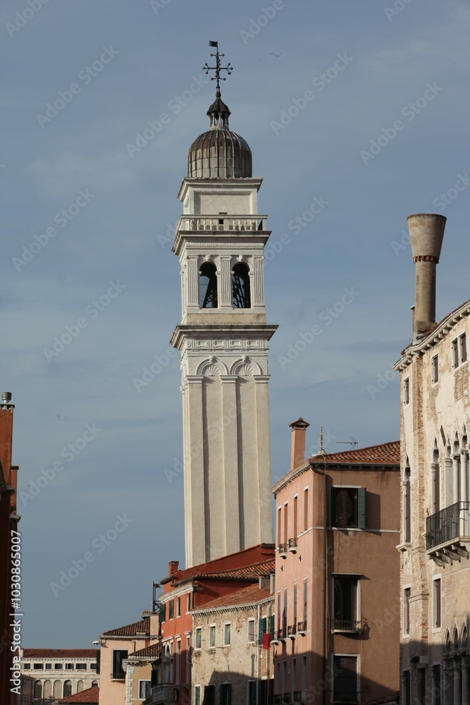 Obraz premium Landmark in Italy, church, cathedral, tower, lion, old building