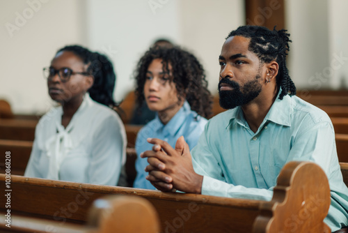 Foto African american family praying together in church pew