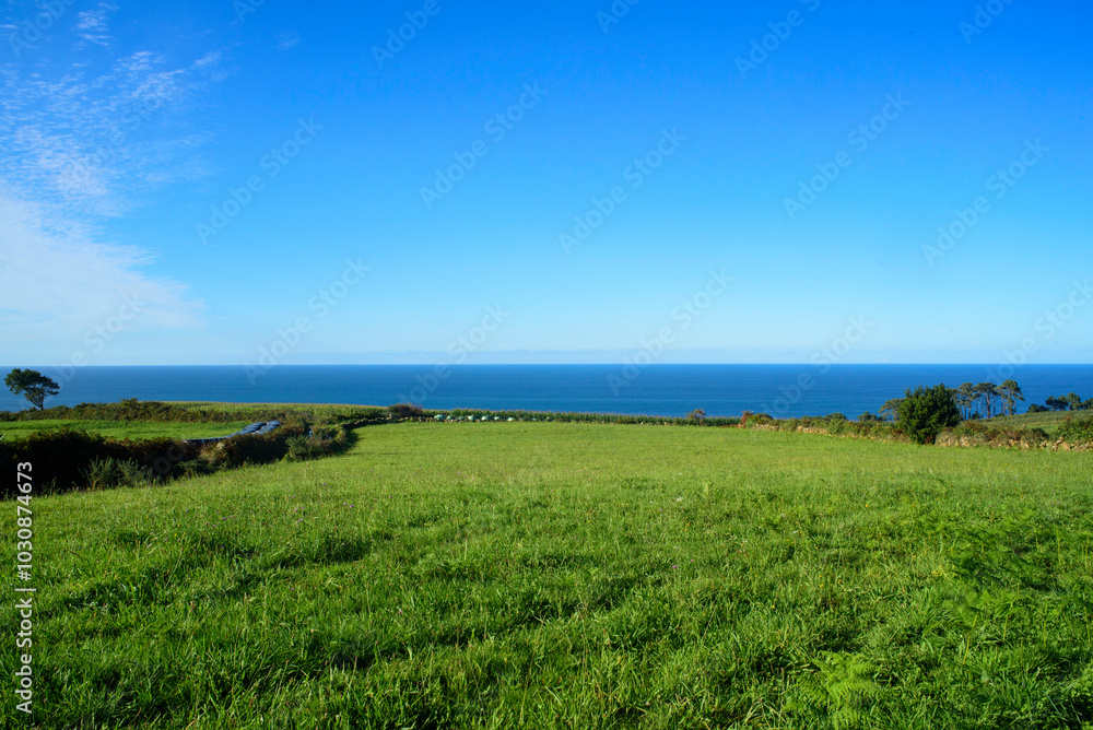 Llanuras verdes junto al mar en Asturias Llanuras verdes junto al mar en Asturias