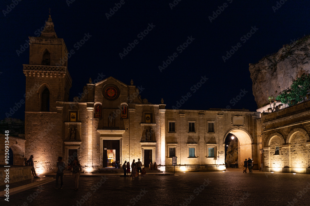 Fototapeta premium Église San Pietro Caveoso de nuit, Matera, Italie