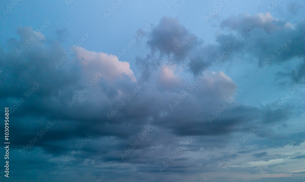 Obraz premium Soft, fluffy clouds in a serene blue sky, creating a calming atmosphere perfect for relaxation and inspiration.