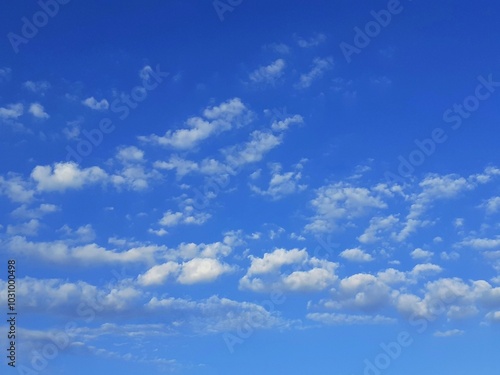 Nuvole bianche sul cielo azzurro.