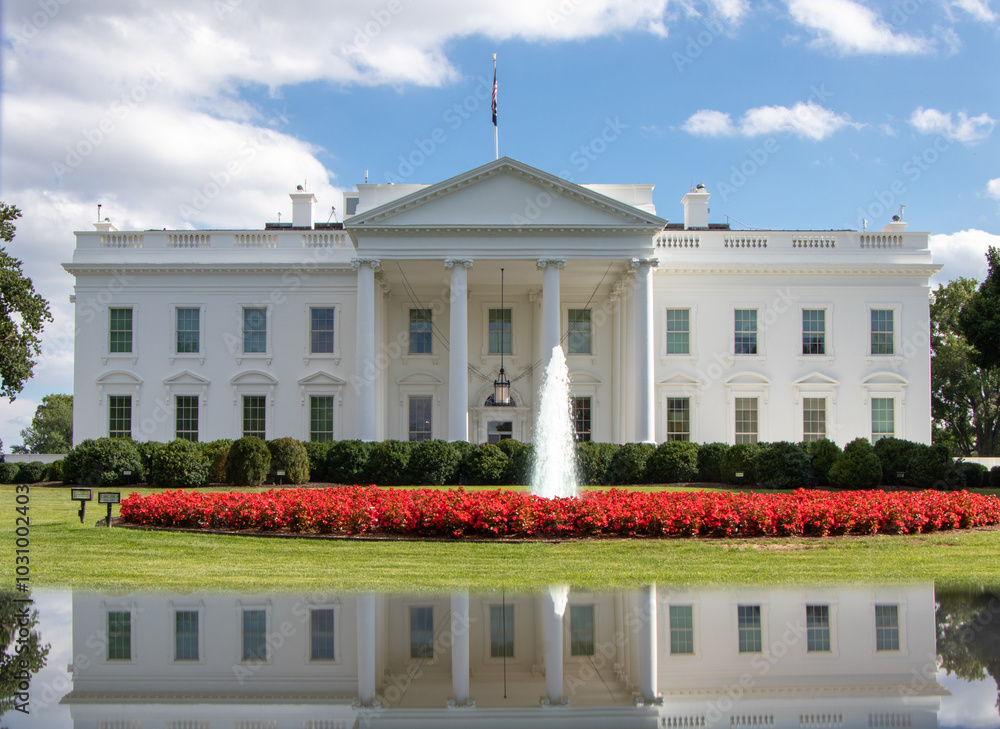 Obraz premium White House , Garden, and Reflection - Washington DC, USA