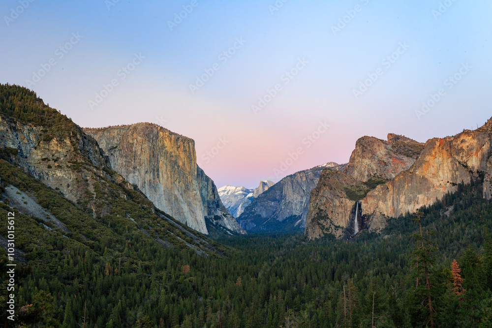 Fototapeta premium Sunny view of the valley view landscape at Yosemite National Park