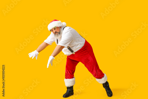 Funny Santa Claus dancing o...