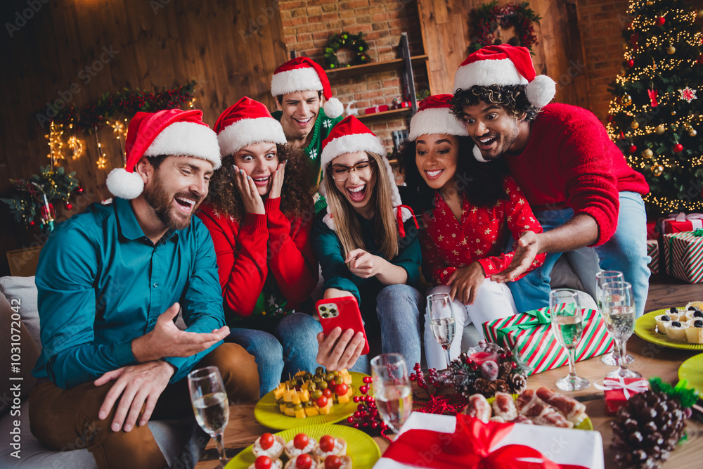 Photo of cheerful young people friends group sit sofa selfie photo celebrate cozy christmas party decor spacious apartment indoors Photo of cheerful young people friends group sit sofa selfie photo celebrate cozy christmas party decor spacious apartment indoors