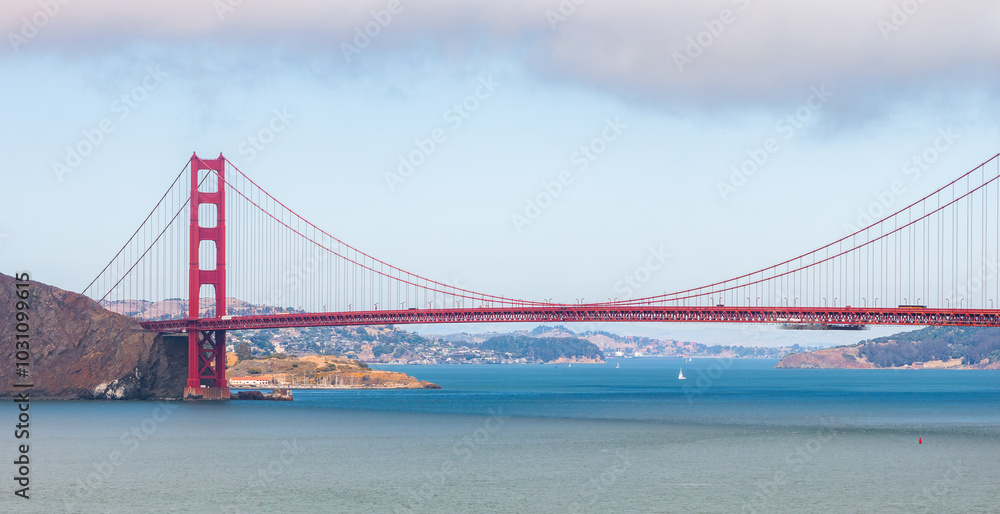 Obraz premium Golden Gate Bridge with Sailboats and Partly Cloudy Sky
