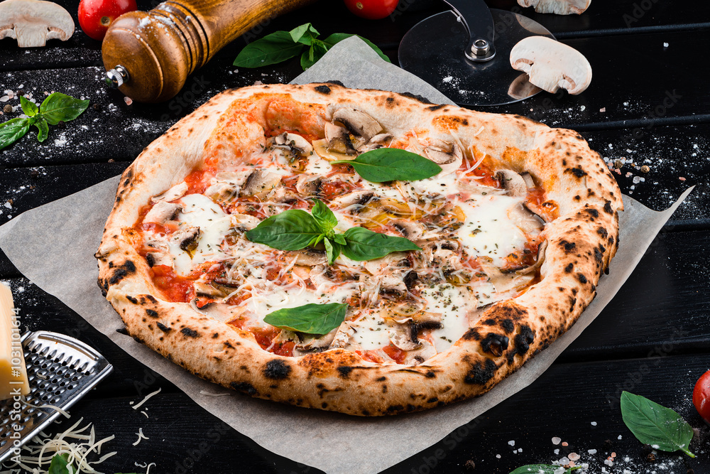 Φωτογραφία Italian pizza with cheese parmesan, champignon mushrooms, tomato sauce, spinach on thick dough with spices from oven