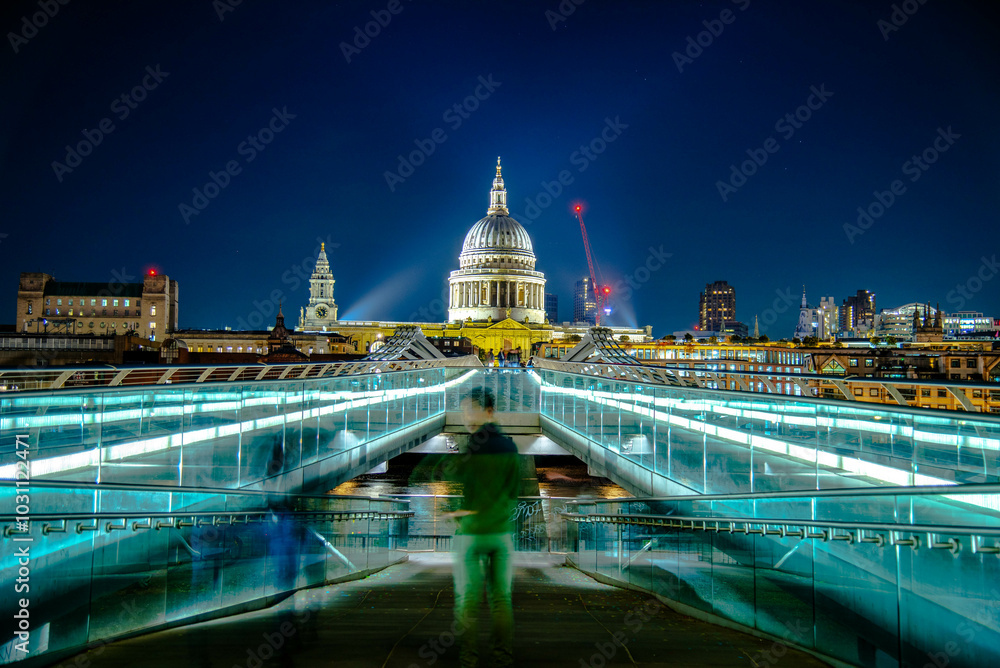 Fototapeta premium St Pauls from the foot bridge