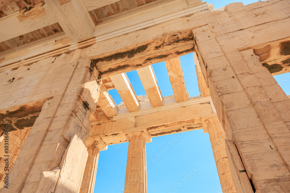 Fototapeta premium A large building with a blue sky above it