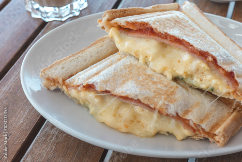 チーズたっぷりのホットサンド