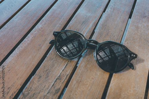 サングラスとウッドデッキ