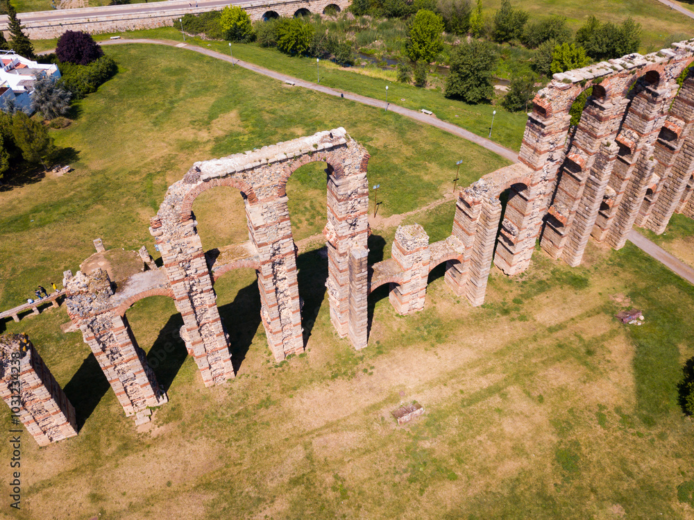 Naklejka premium Panoramic view of old stone aqueduct in Merida, Spain