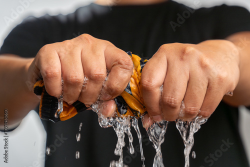 Foto concept of washing clothes at home, a man dries the clothes by wringing and twis