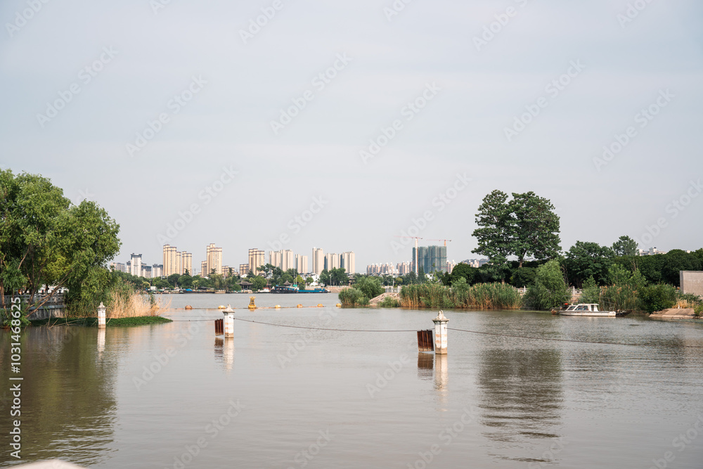 Obraz premium river in the city