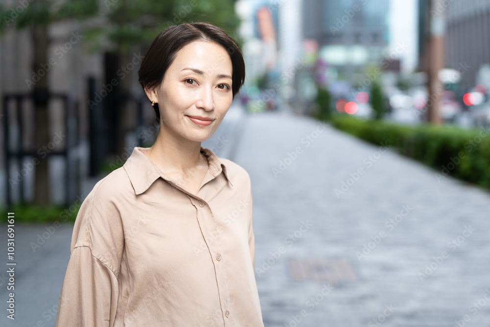 ビル街を散策する女性 ビル街を散策する女性
