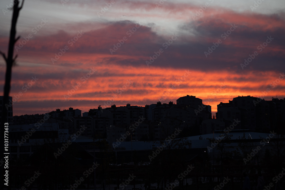 Obraz premium sunset, sky, clouds, city, sun, silhouette, sunrise, evening, orange, cloud, dusk, night, nature, building, skyline, urban, red, landscape, blue, light, dark, buildings, cityscape, architecture, dawn