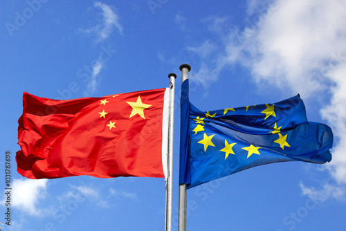 Photography links und rechts wehende EU- und China-Flaggen