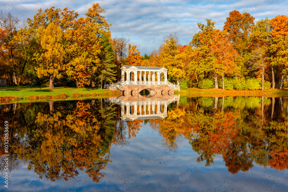 Obraz premium Marble bridge in autumn foliage in Catherine park, Pushkin (Tsarskoe Selo), Saint Petersburg, Russia