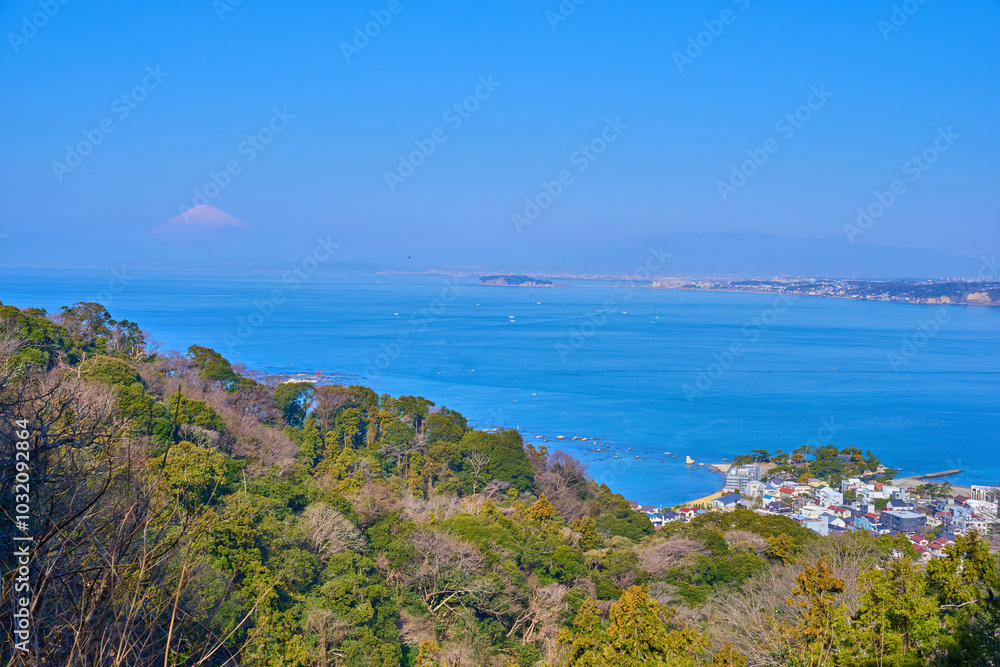 Obraz premium 春の神奈川県葉山町の(はやま三ヶ岡山緑地)真名瀬コースの三ヶ岡山山頂から西側の眺望(富士山,相模湾など)