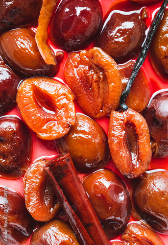 In Eisig eingelegte Pflaumen mit Zimt und Vanille