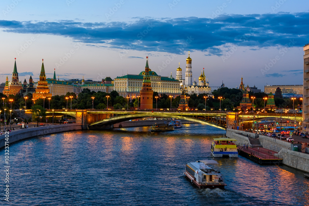 Obraz premium Moscow Kremlin, Kremlin Embankment and Moscow River at night in Moscow, Russia. Architecture and landmark of Moscow