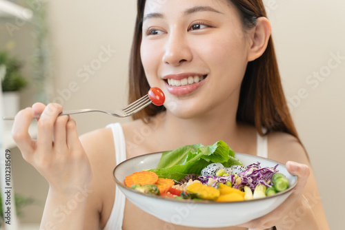 Foto wellness lifestyles eat healthy food for good health concept, Close-up meal of vegan food have variety vegetable and raw freshness produce on the table