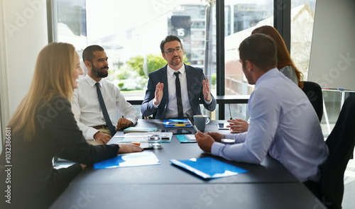 Foto Finance, investor or business people in meeting with group for feedback and discussion or teamwork