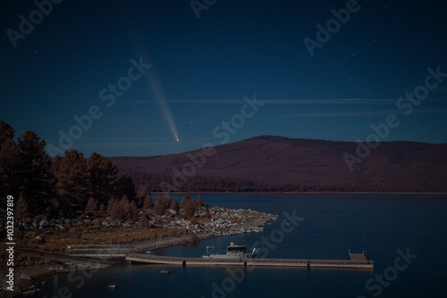 Εκτύπωση καμβά C/2023 A3 (Tsuchinshan–ATLAS) photographed over Eagle Lake and the Gallatin boat