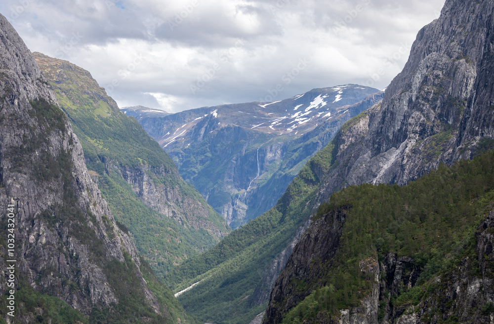 Fototapeta premium view of the mountains