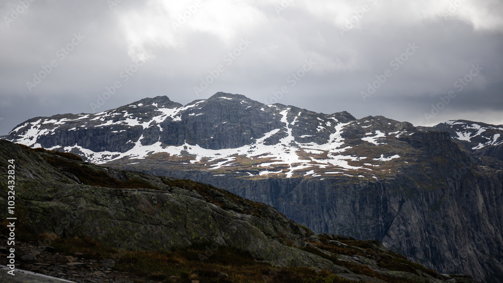 Fototapeta premium snow covered mountains, trolltunga