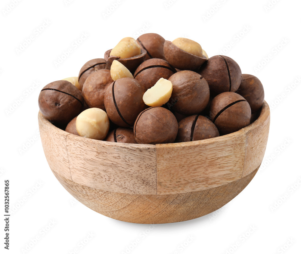 Obraz premium Macadamia nuts in bowl isolated on white