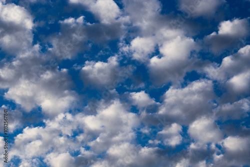 Foto beautiful cloudscape on a clear sunny day