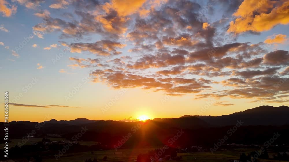 山と夕焼け空　秋　空撮　ドローン撮影　空のグラデーション　美しい自然風景