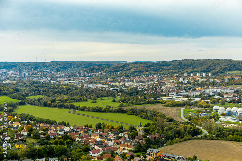Fototapeta premium Eine farbenfrohe herbstliche Wanderung durch die wunderschöne Landschaft der Saale Horizontale bei Jena - Thüringen - Deutschland